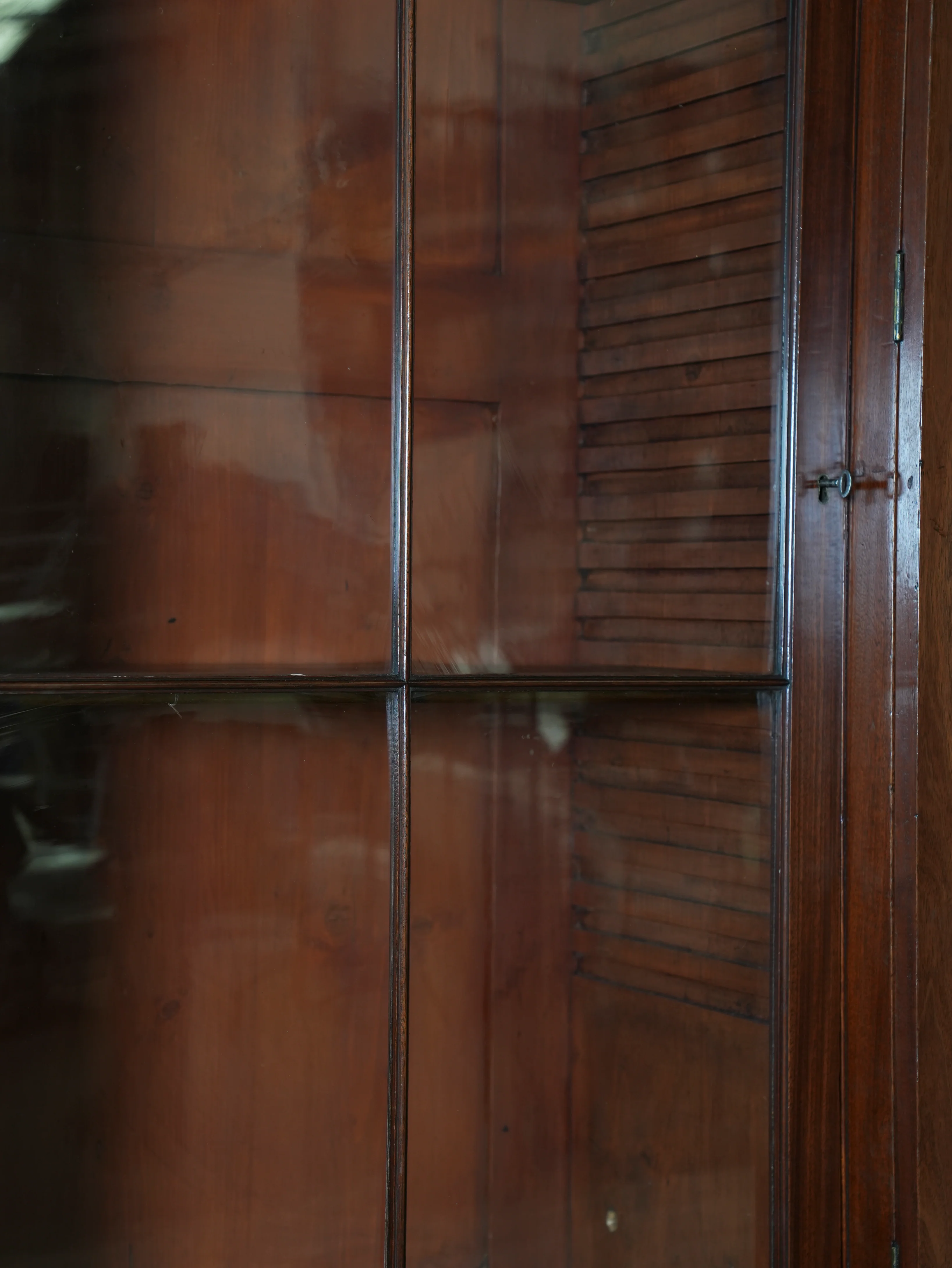 A Large George III Mahogany Breakfront Bookcase - Image 9