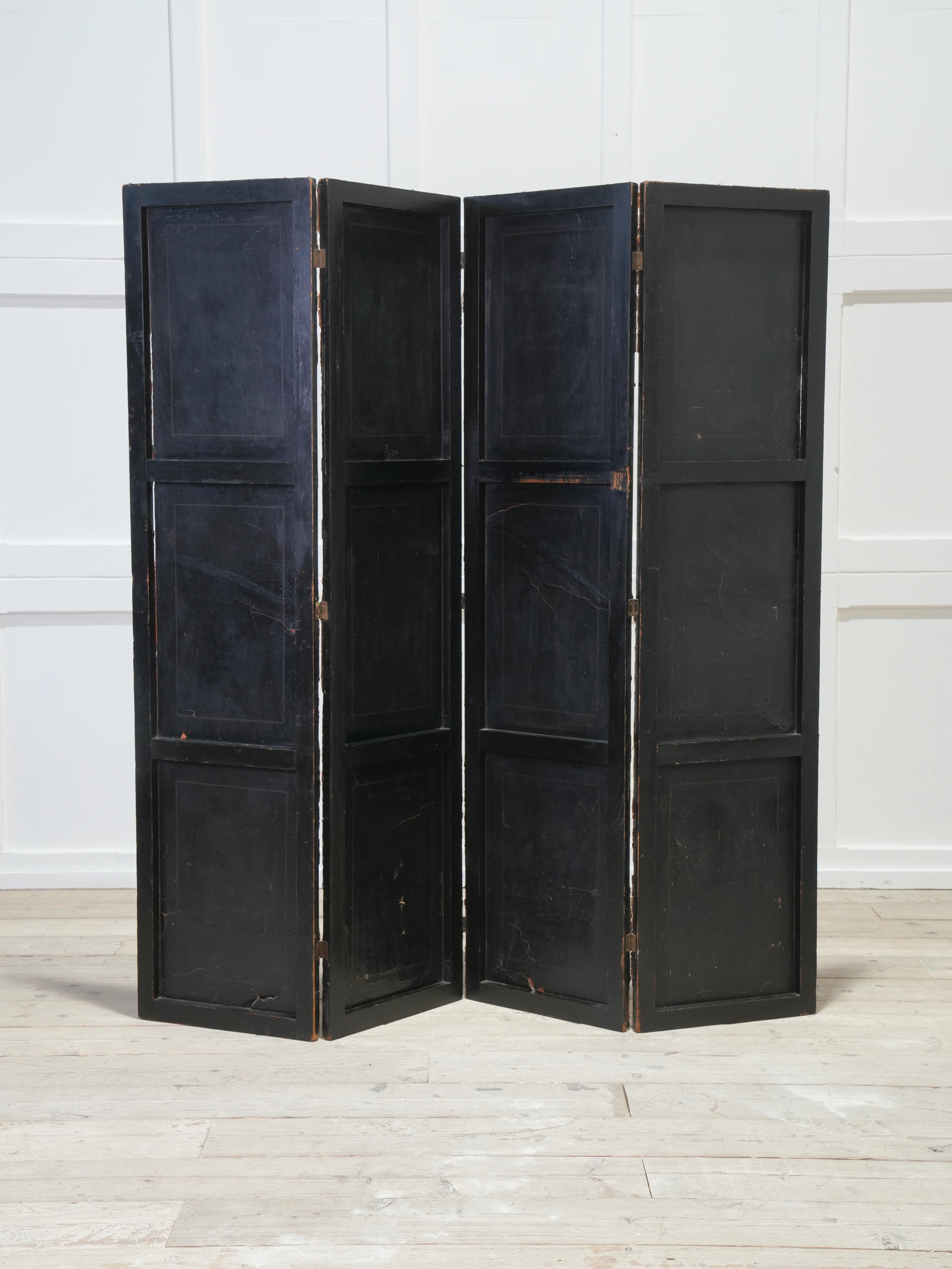 A 19th Century Leather Chinoiserie Room Screen - Image 16