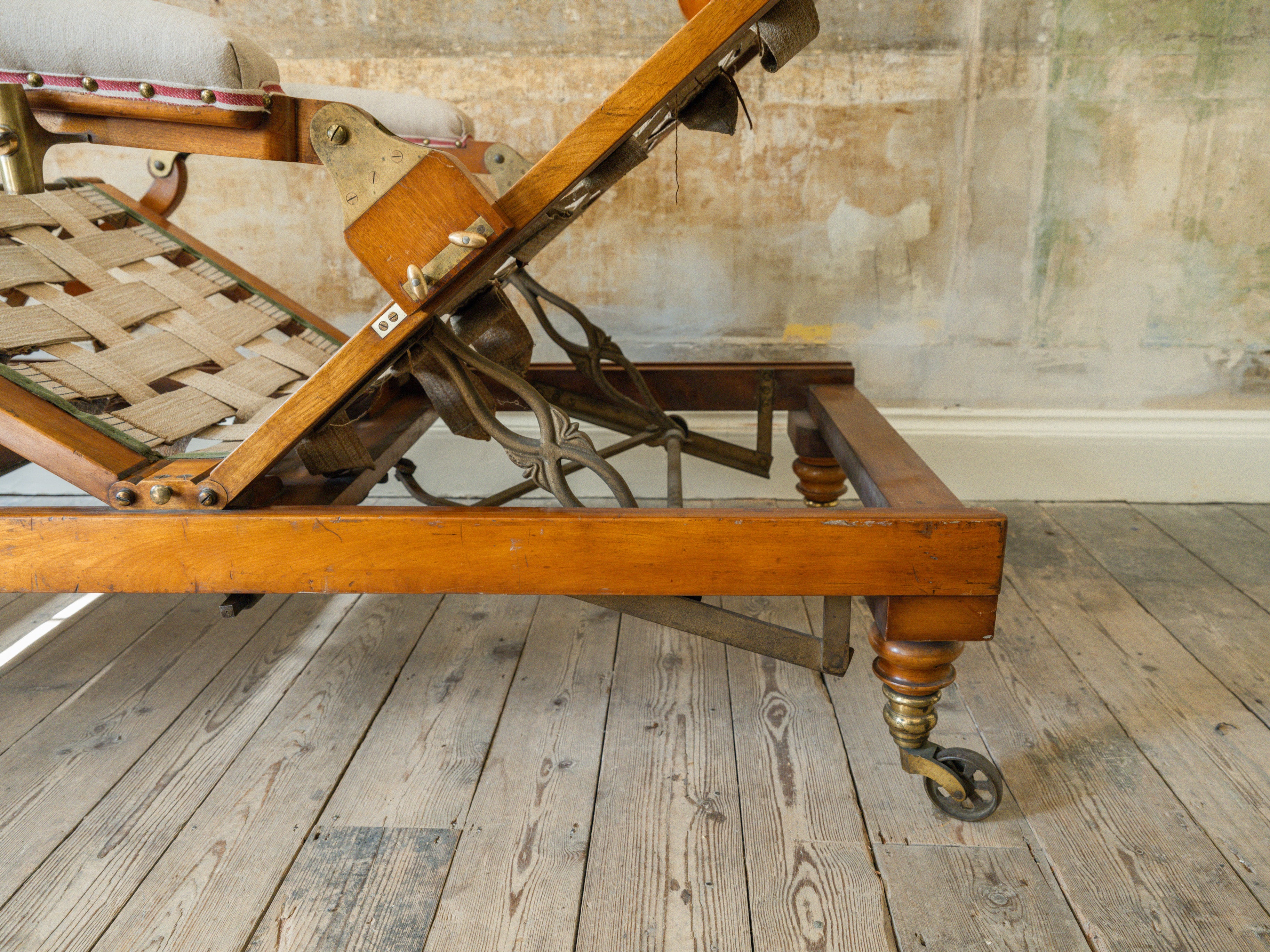 A Large 19th Century Bespoke Day Bed - Image 10