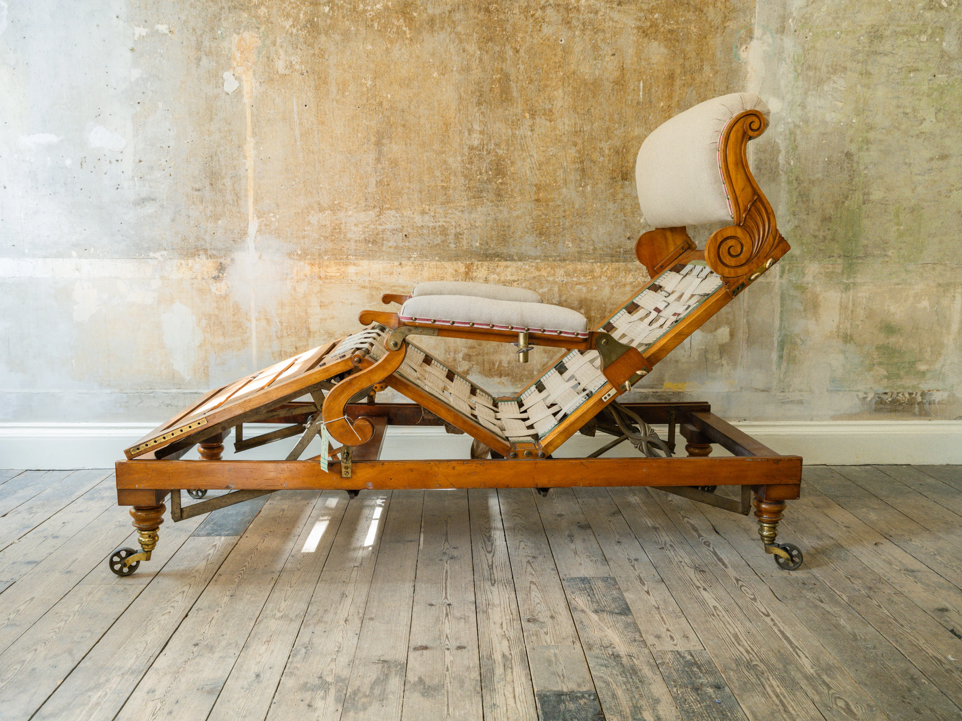 A Large 19th Century Bespoke Day Bed - Image 6