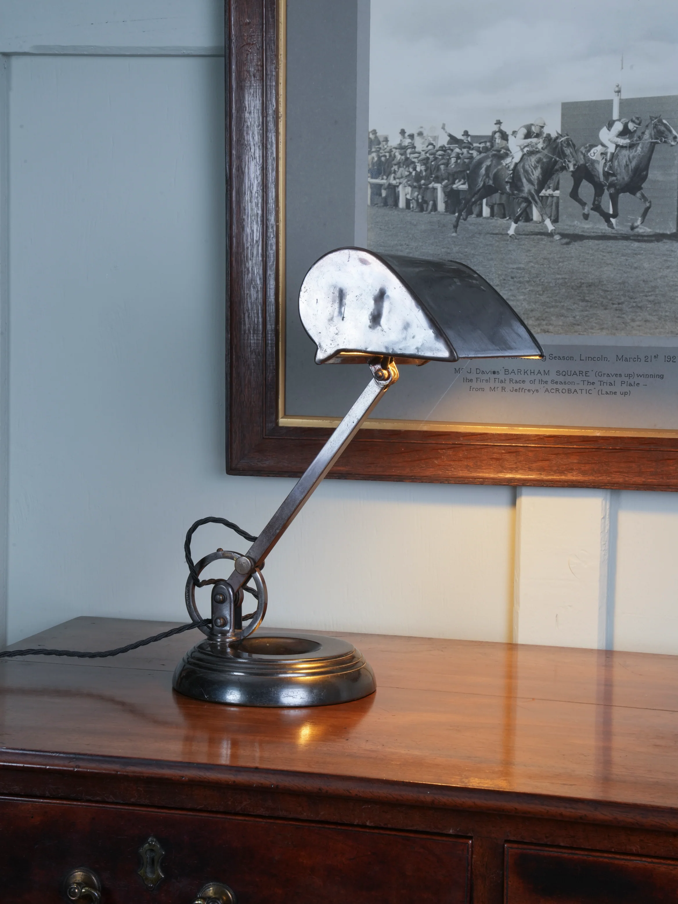 A 1930s Brass Bankers Desk Lamp - Image 5