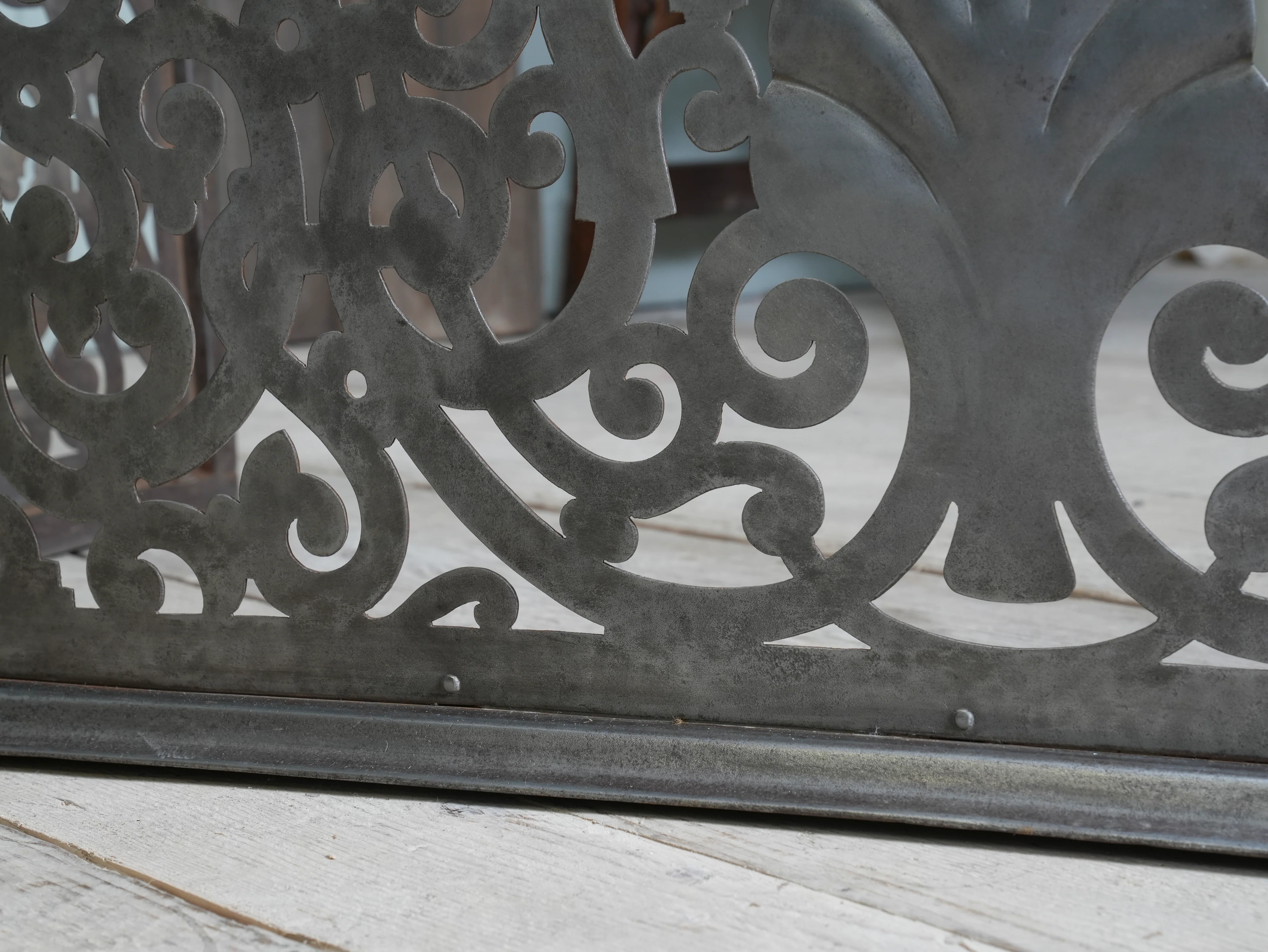 An Edwardian Pierced Steel Fireplace Fender - Image 14
