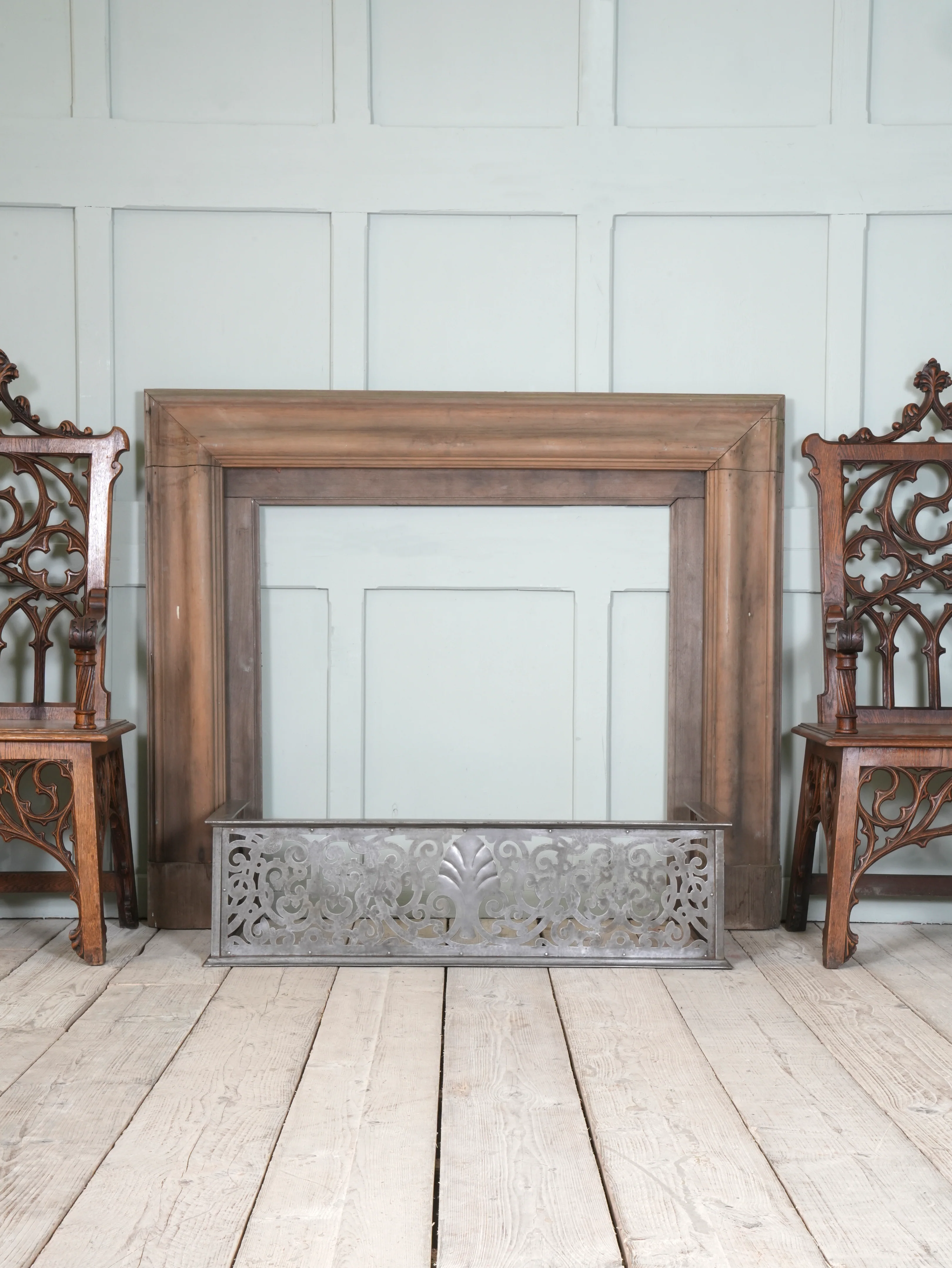 An Edwardian Pierced Steel Fireplace Fender - Image 3