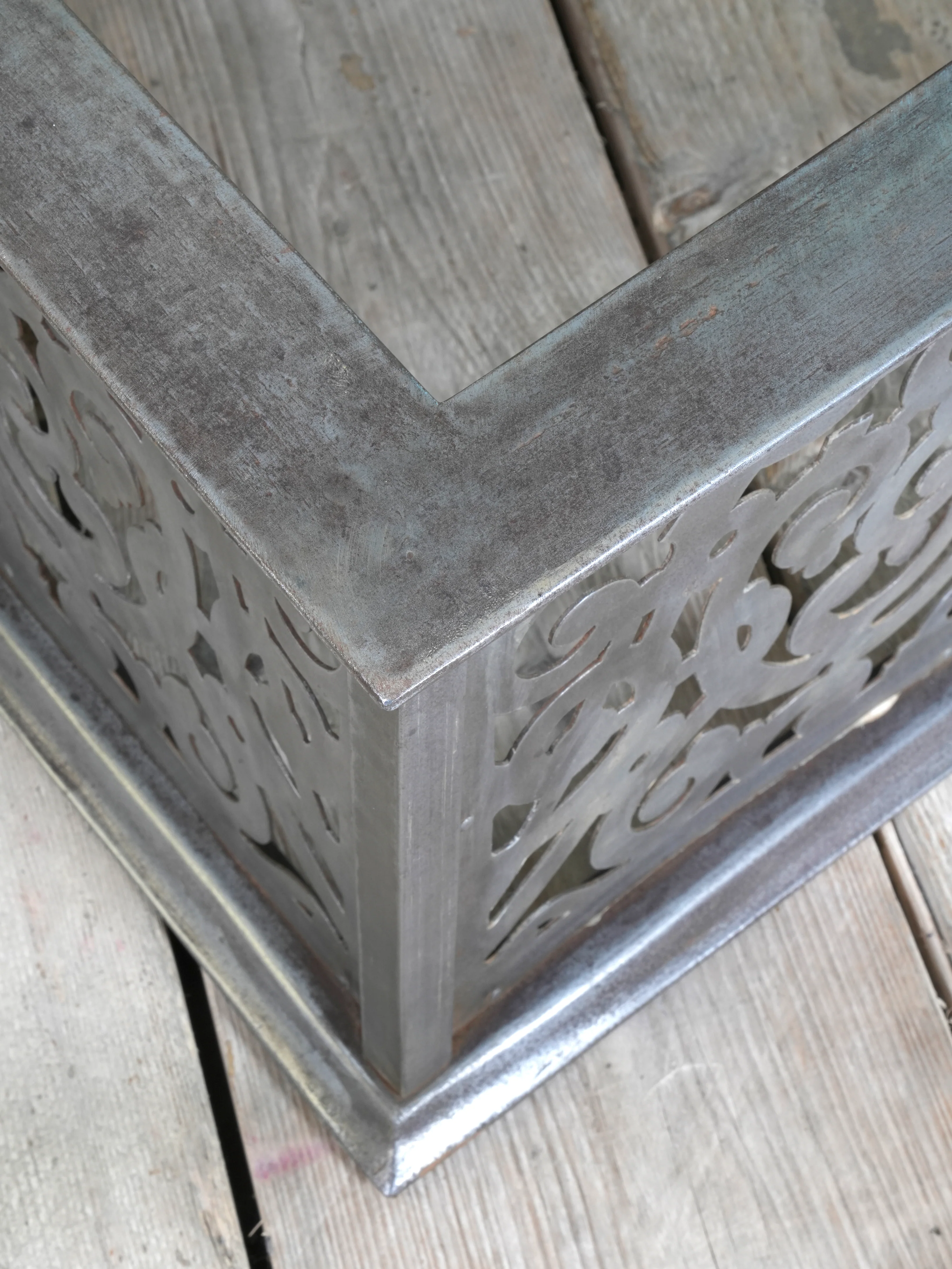 An Edwardian Pierced Steel Fireplace Fender - Image 9