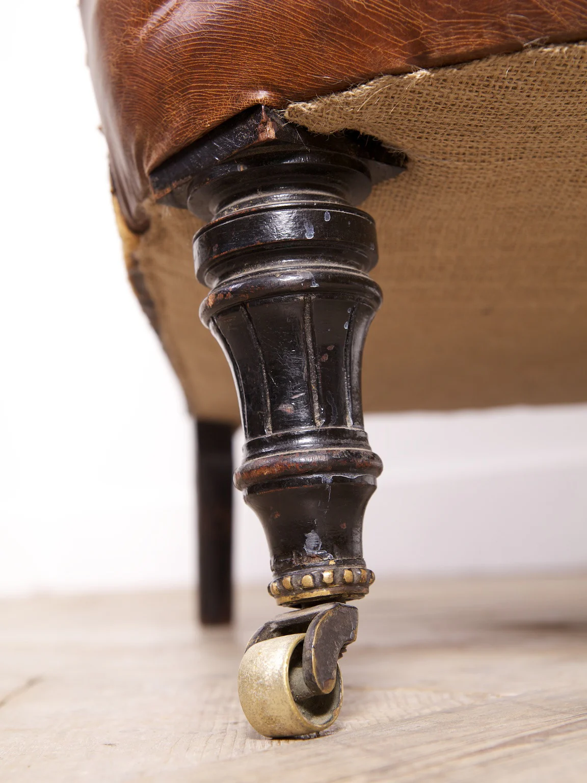Buttoned Leather Armchair - Image 6