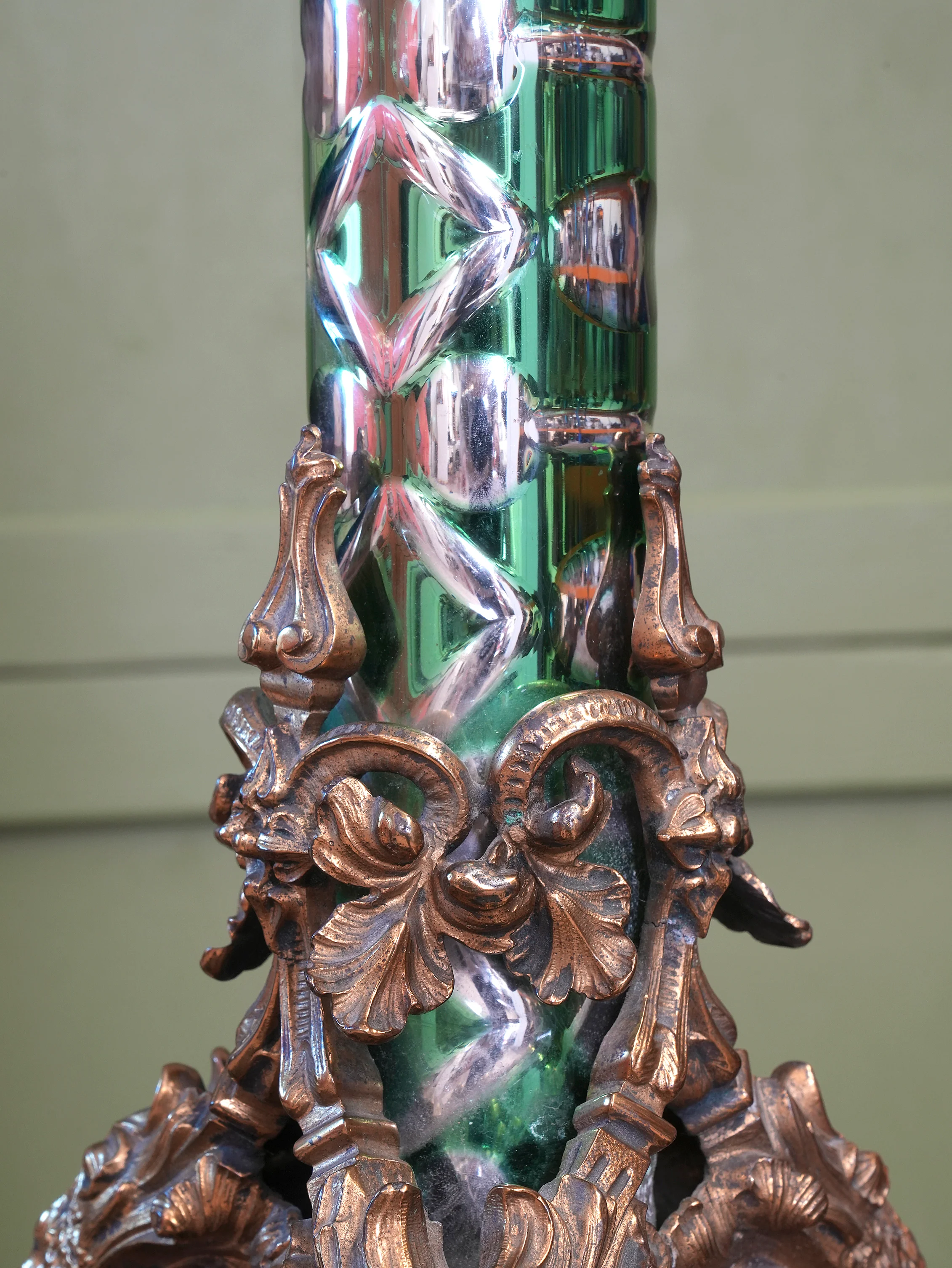 A large Scale 19th Century Cut Glass Table Lamp - Image 11