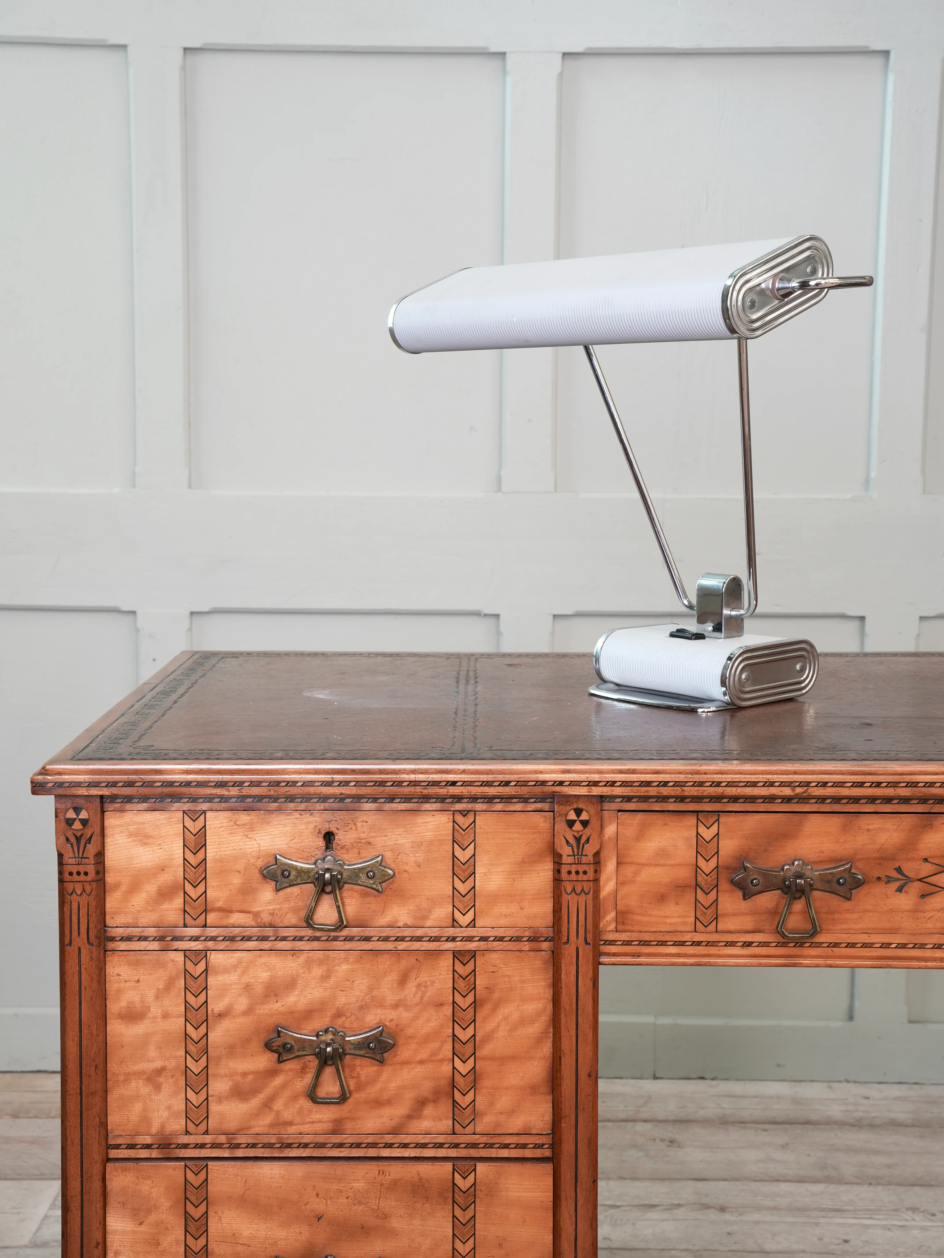 A White No 71 Desk Light by Eileen Grey - Image 3