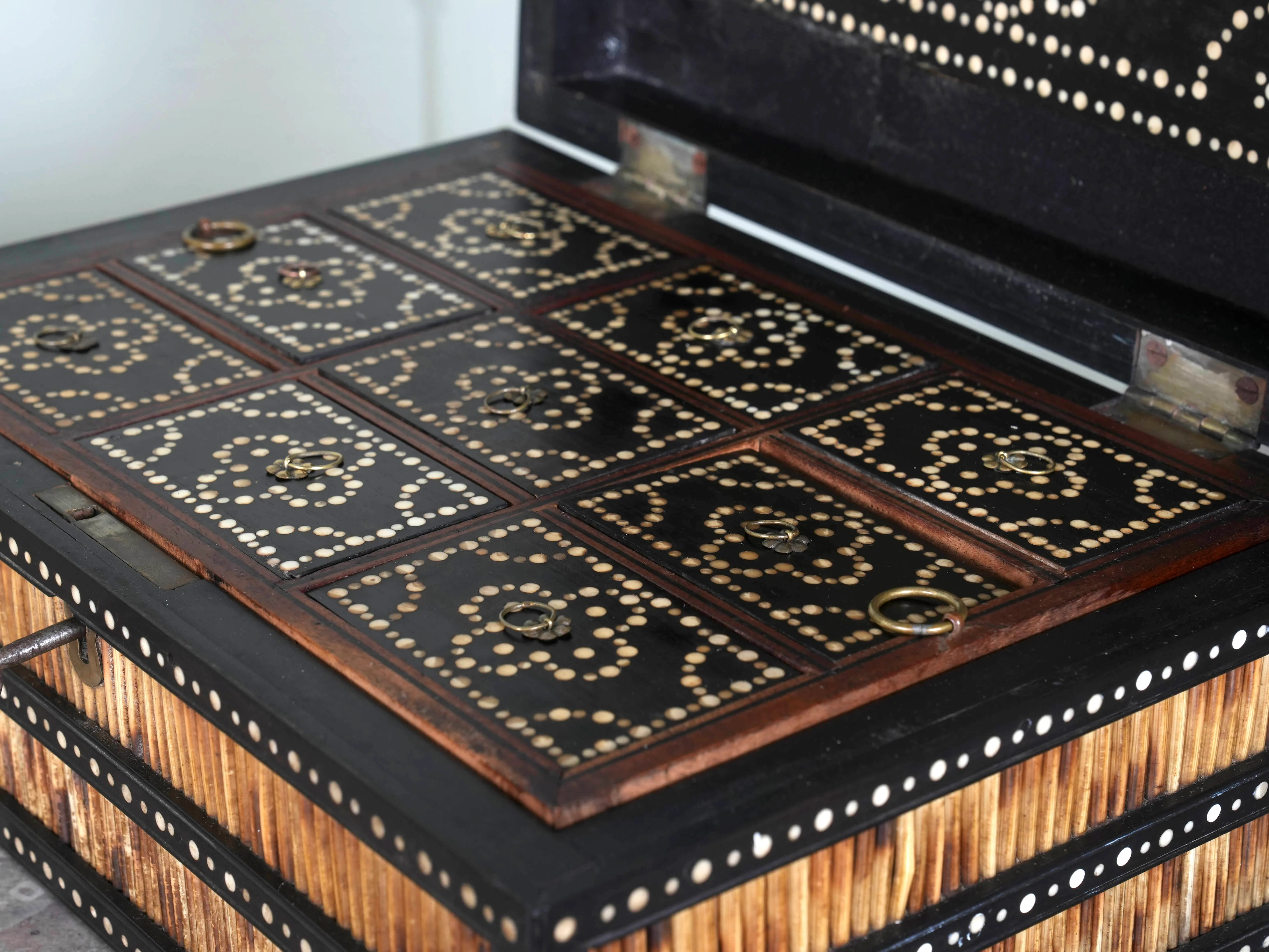 An Anglo Indian Porcupine Quill & Ebony Dressing Table Box - Image 6