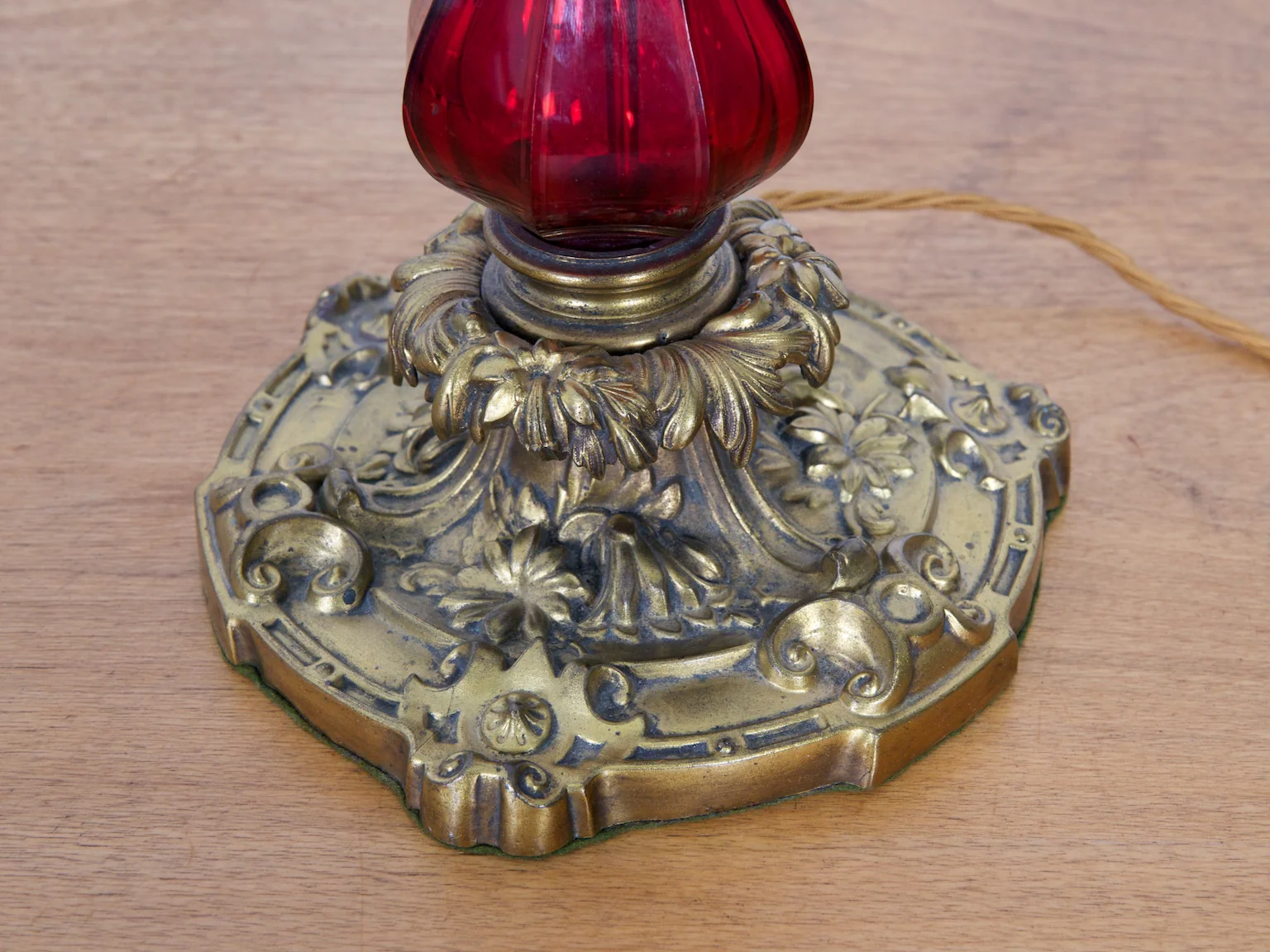 Red Glass Table lamp - Image 2