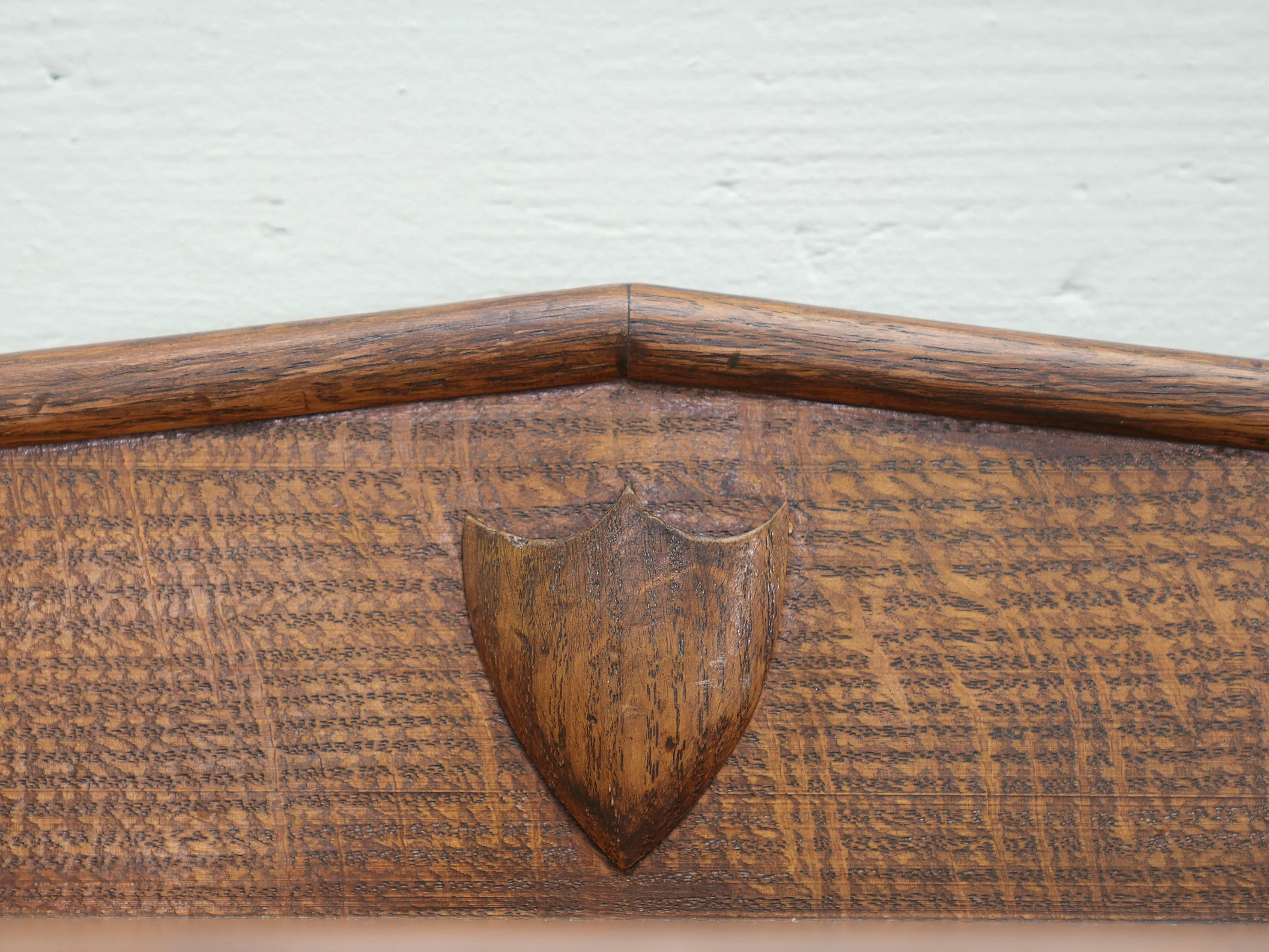 A Pair of Gilt Brass & Oak Hanging Shelves - Image 8