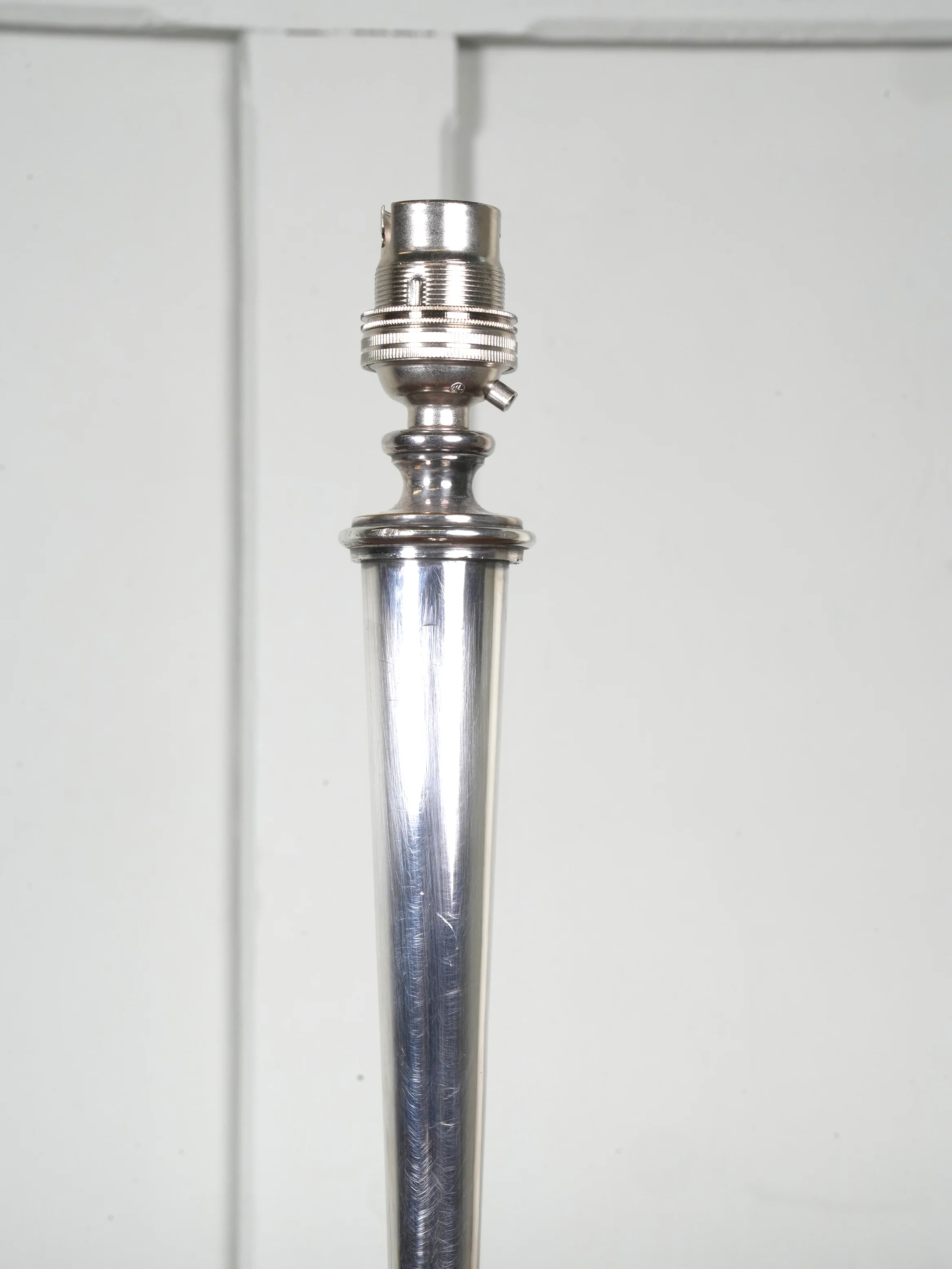 A Neoclassical Table Lamp - Image 4